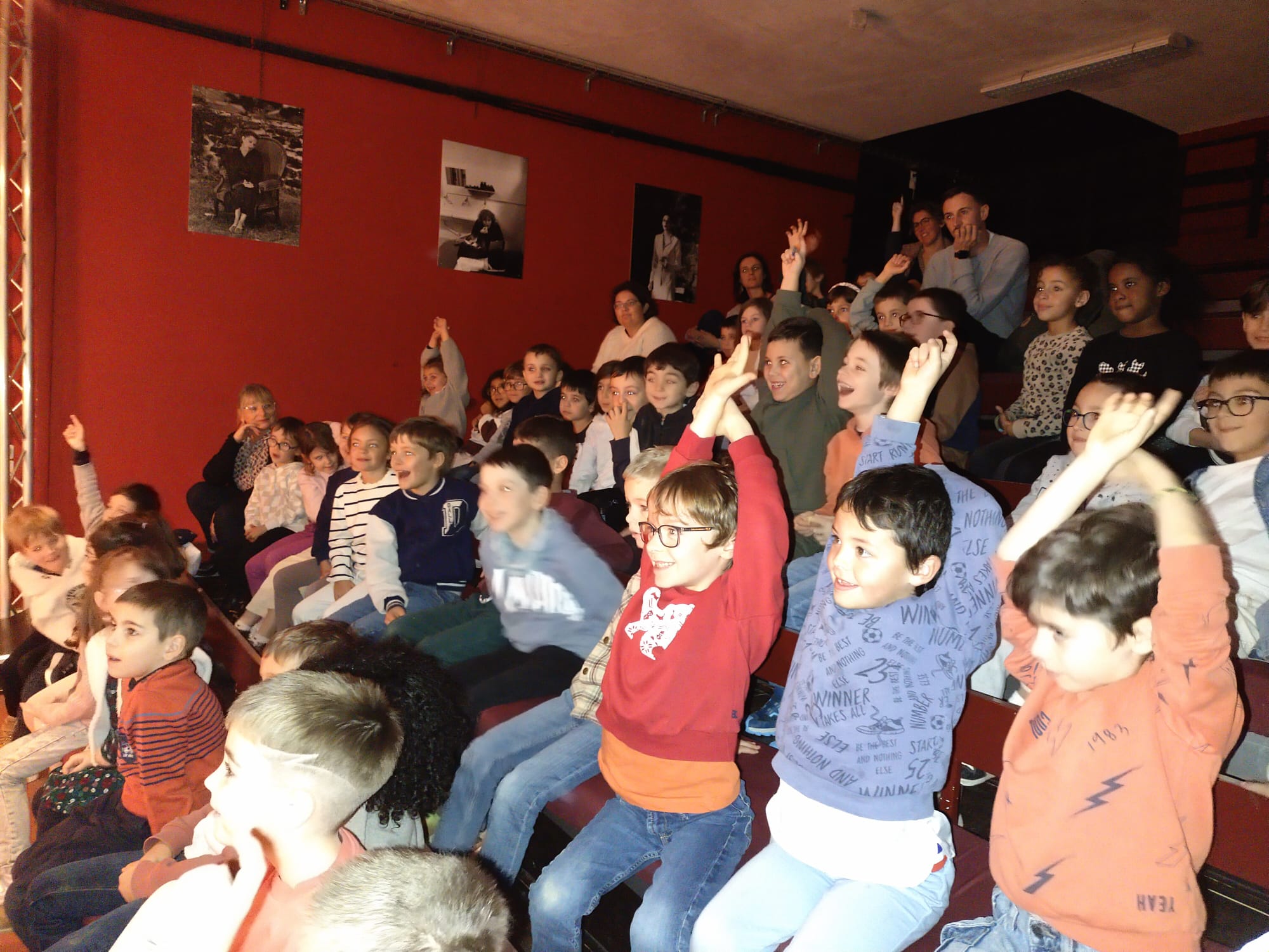 Les écoliers au théâtre Mayapo